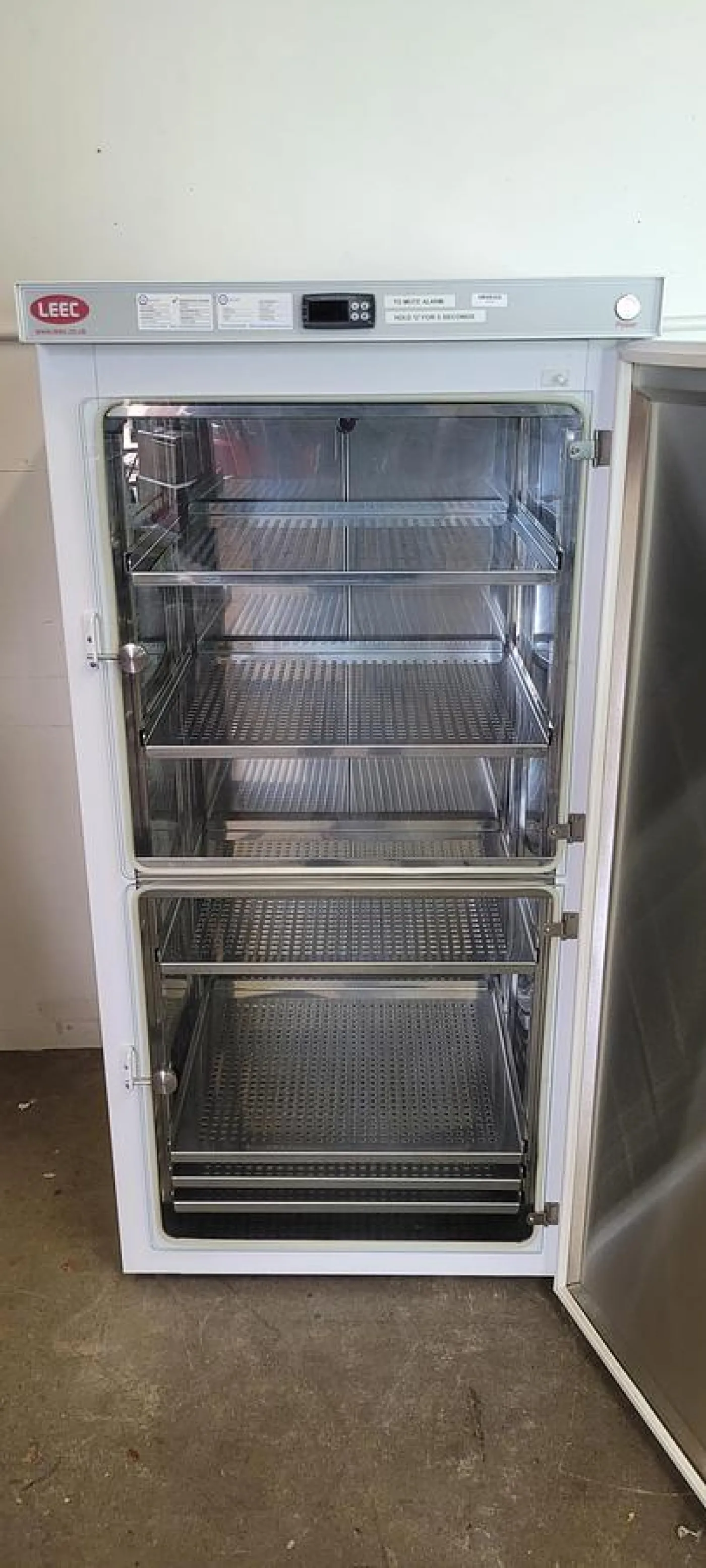 LEEC C330 Classic Incubator - 4