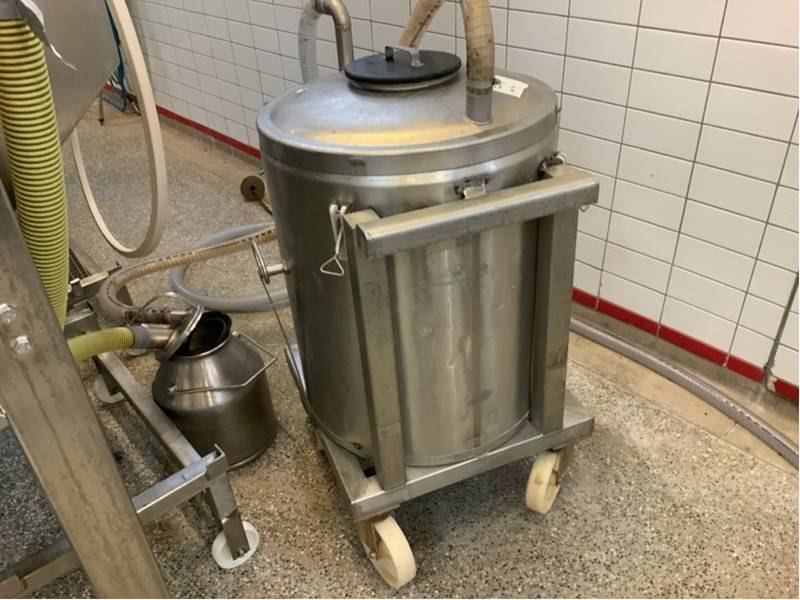 Vacuum tank