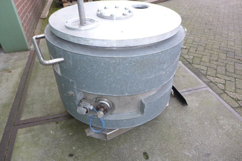 Vertical tank