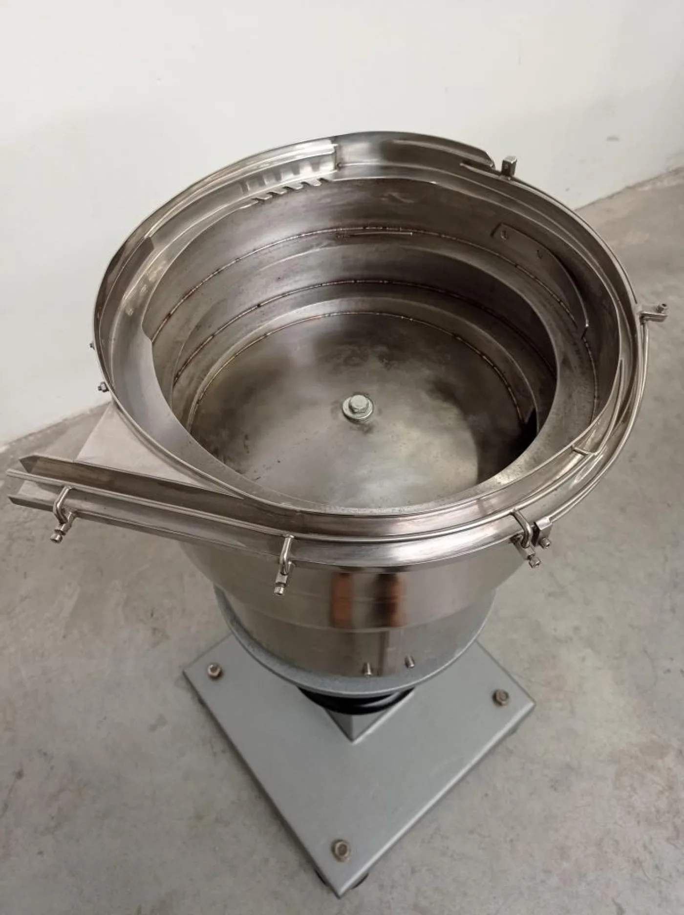 ALIMENTATORE VIBRANTE A TAZZA PER TAPPI – 3MASTER – MOD. 35S/3000 - 2