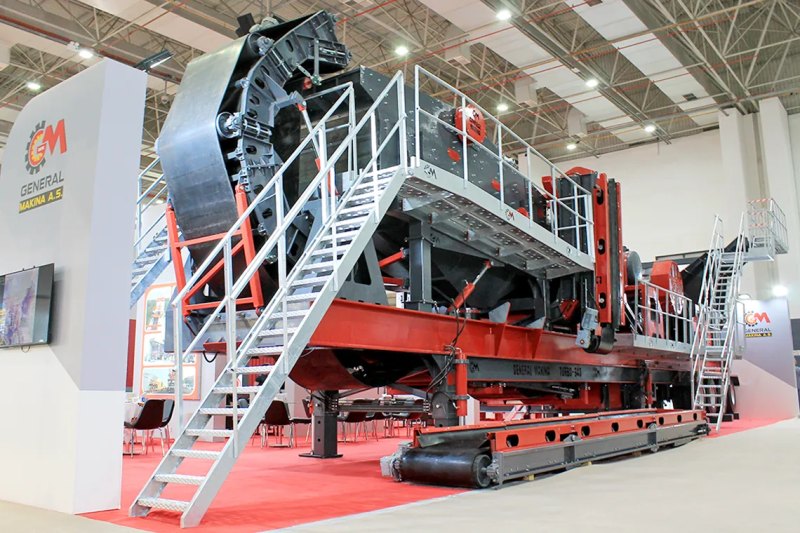 General 944 — Mobile Jaw + Cone Crushing & Screening Plant