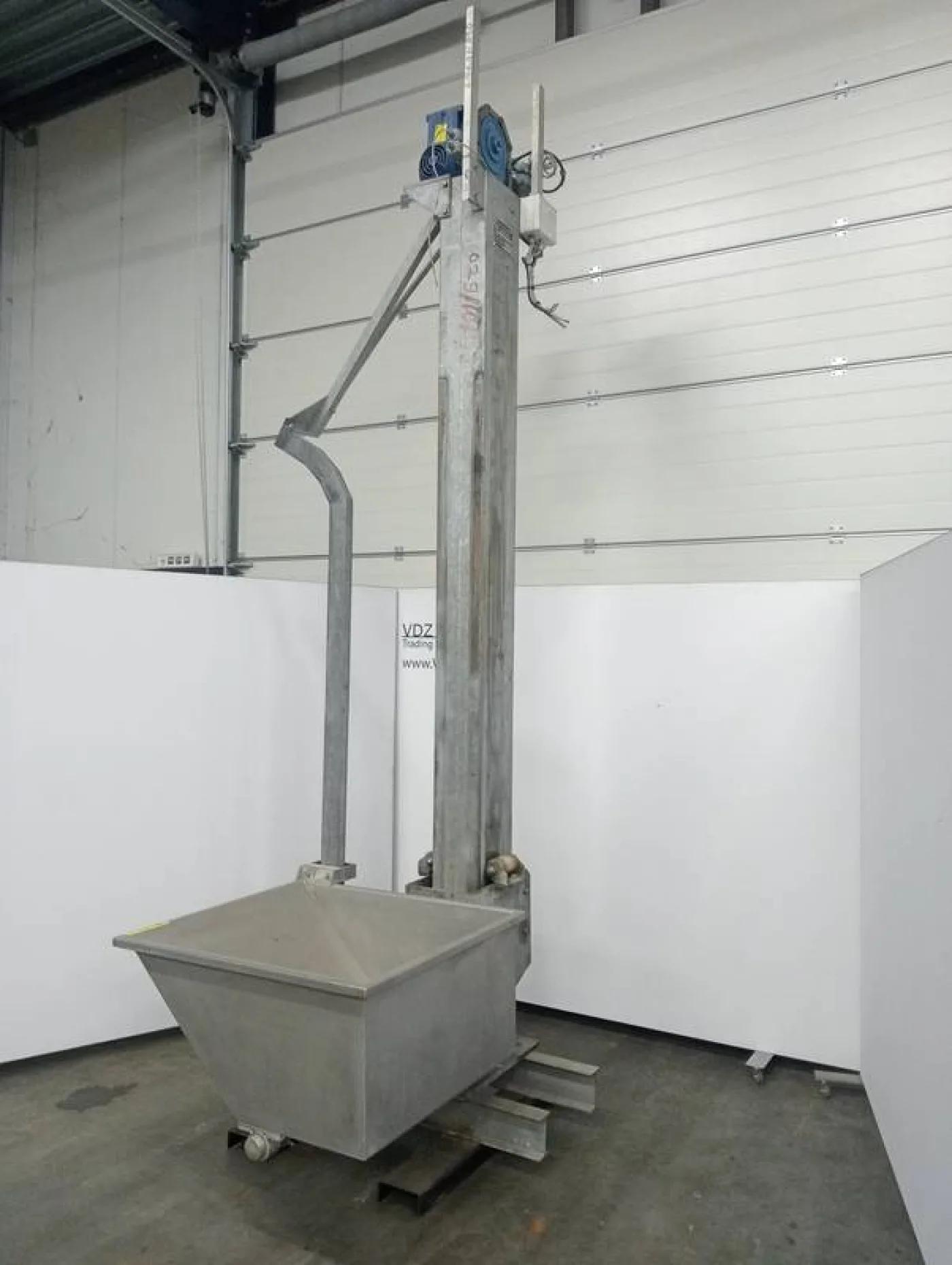 Bin lift and tipper - 3