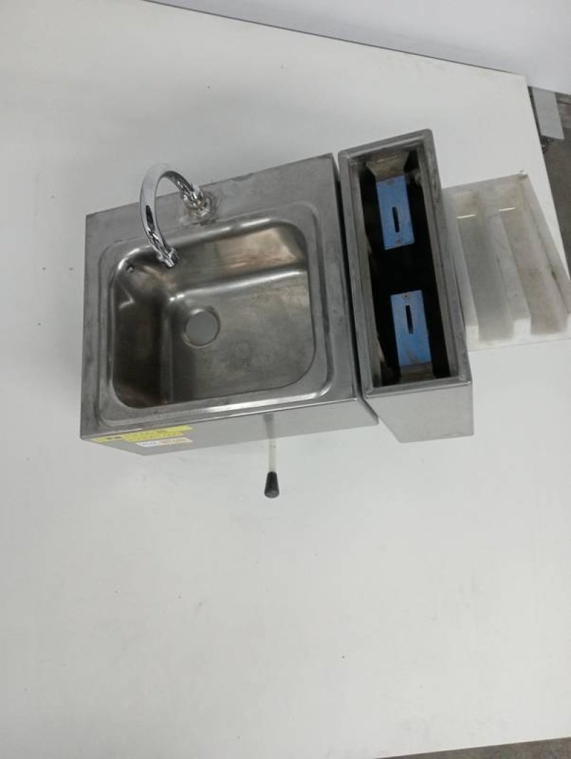 Wash basin with sterilisator
