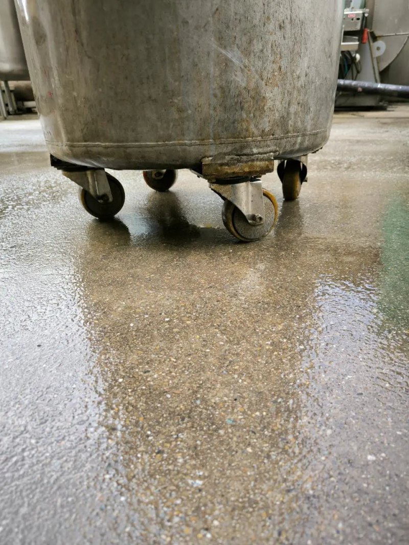 220 LITER STAINLESS STEEL TANK WITH WHEELS