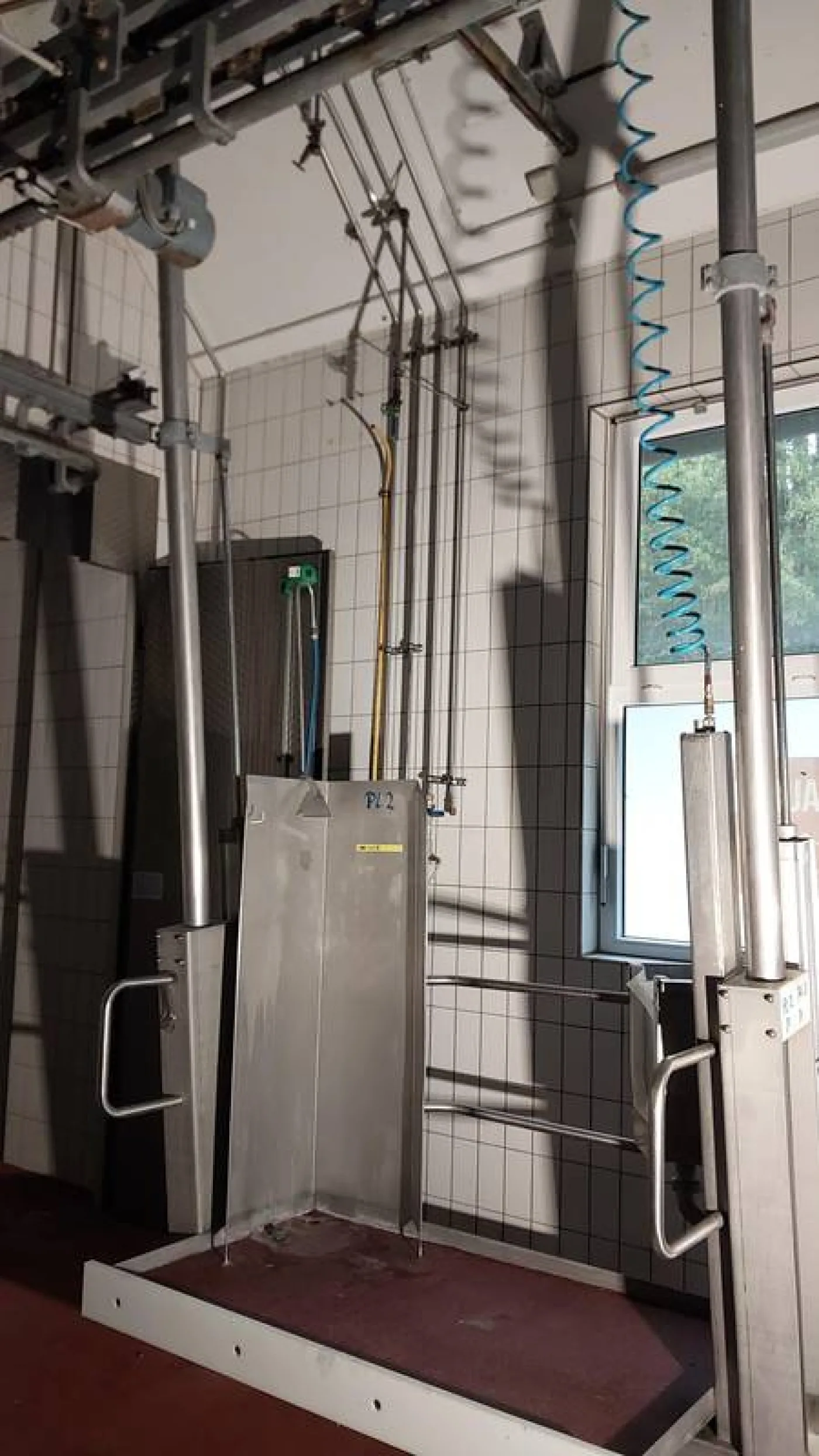 Splitting platform with saw sterilizer - 4