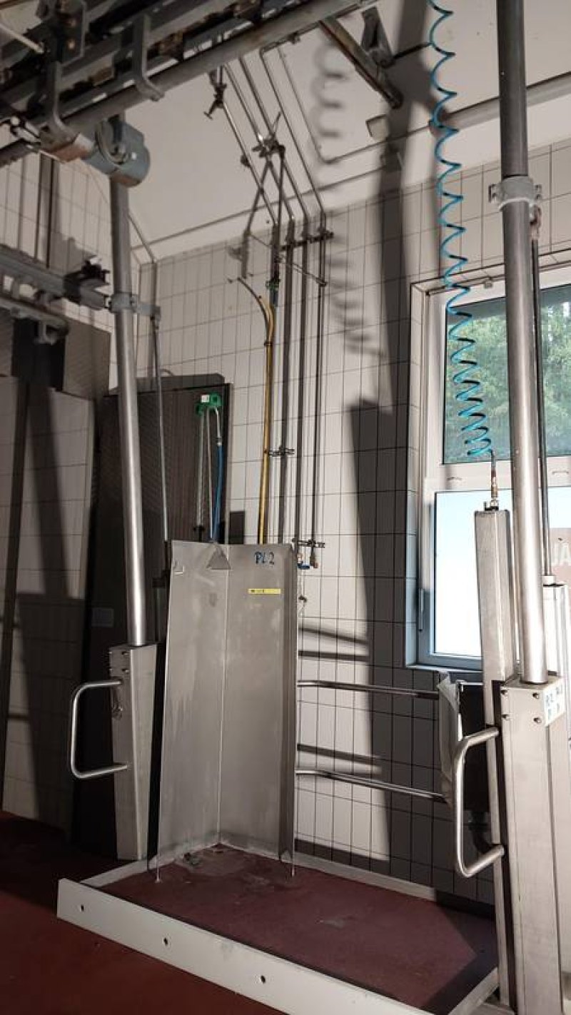 Splitting platform with saw sterilizer