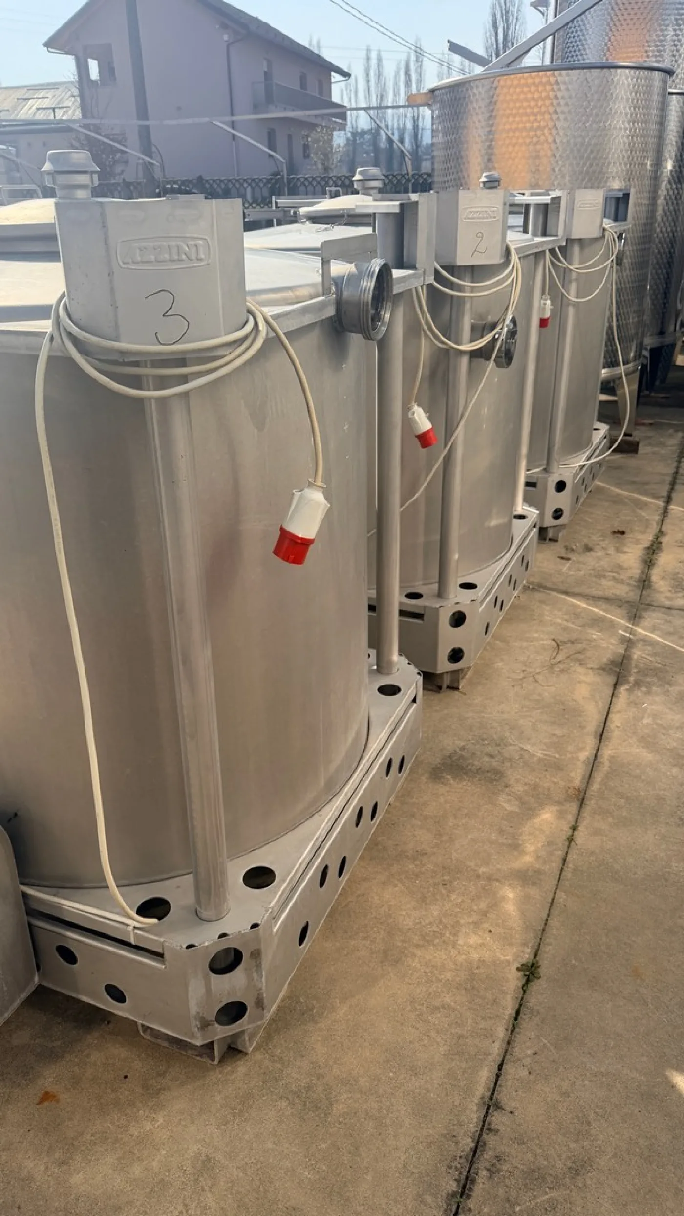 FORK-LIFTABLE/STACKABLE TANKS AZZINI FIRM, CAPACITY 1000 LITERS, SECOND HAND EQUIPMENT - 3