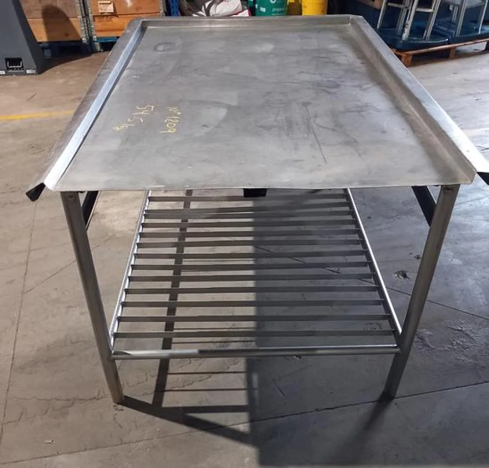 Mesa de inox com 1X1,7 metros