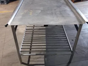 Mesa de inox com 1X1,7 metros