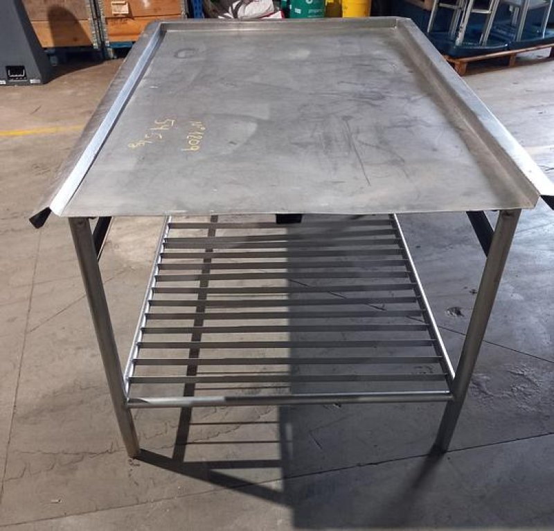 Mesa de inox com 1X1,7 metros