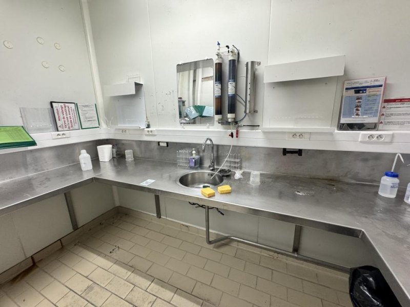 Stainless laboratory workbench