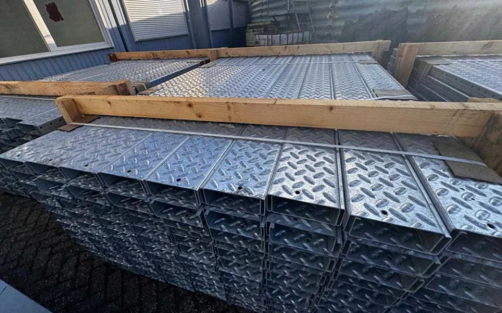 5 tonnes of stacked galvanized steel floor panels (216x)