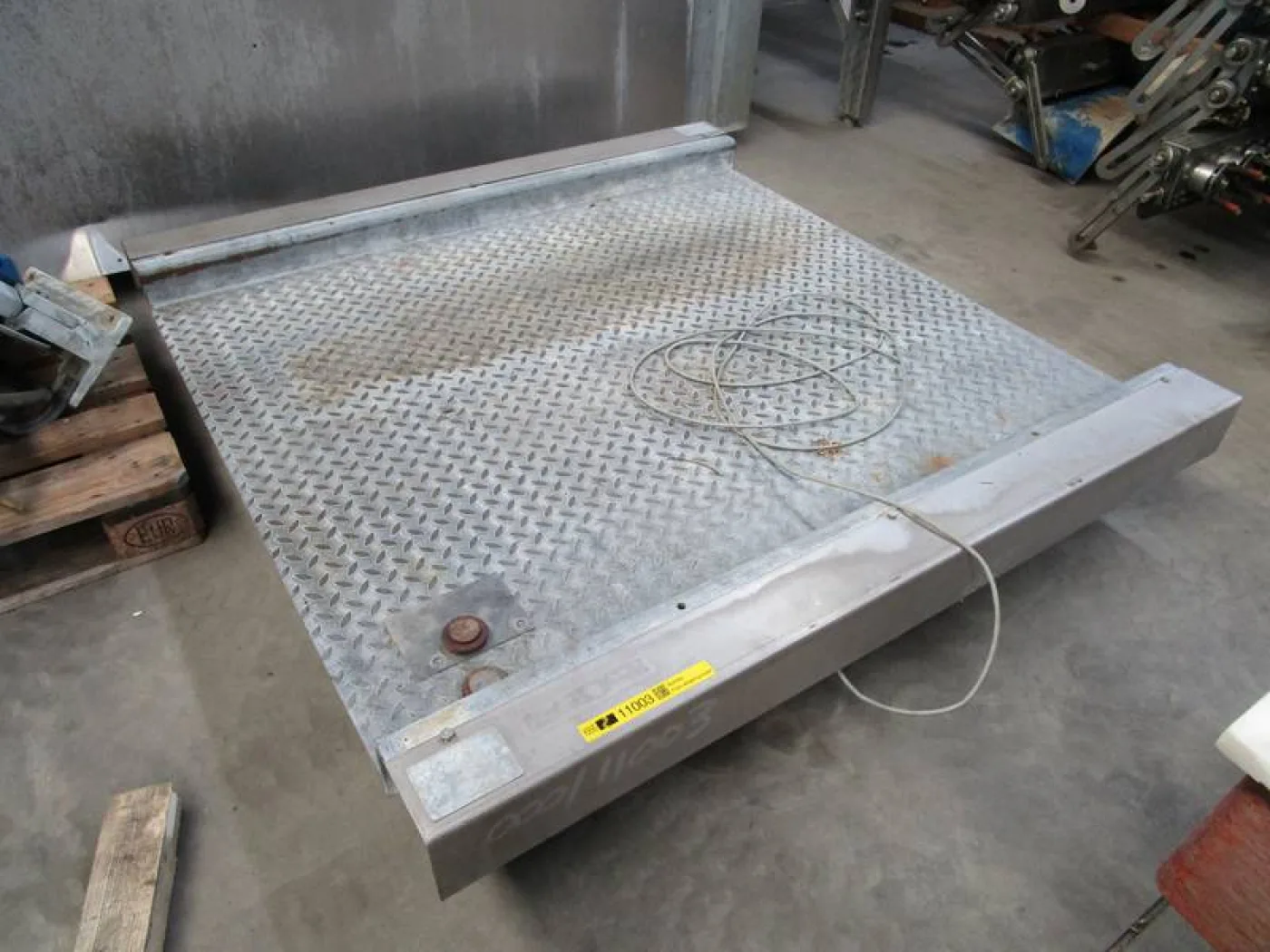 Floor weighing scale - 1