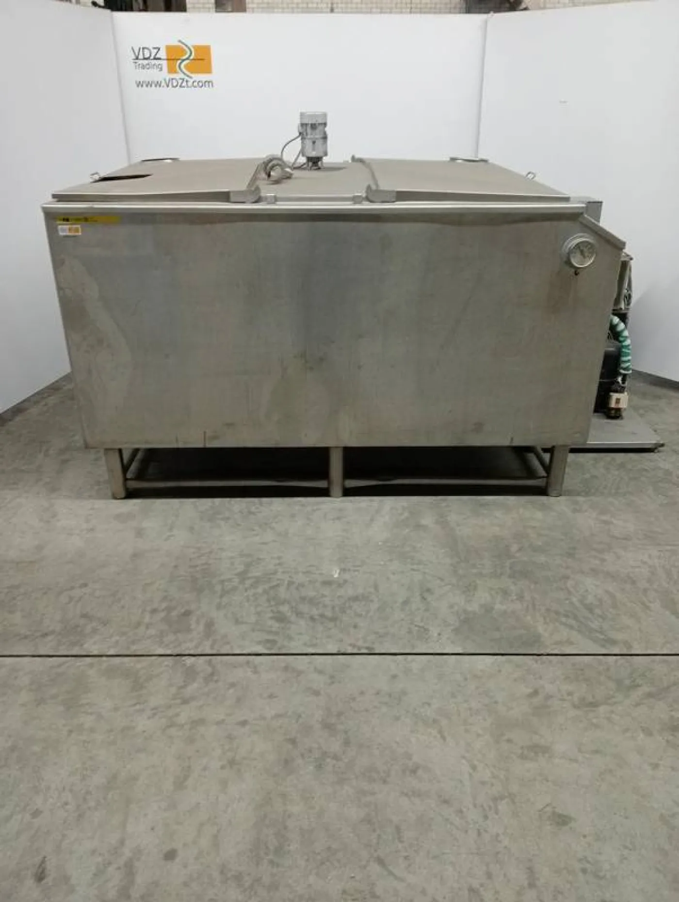 Blood tank with stirring mechanism - 7