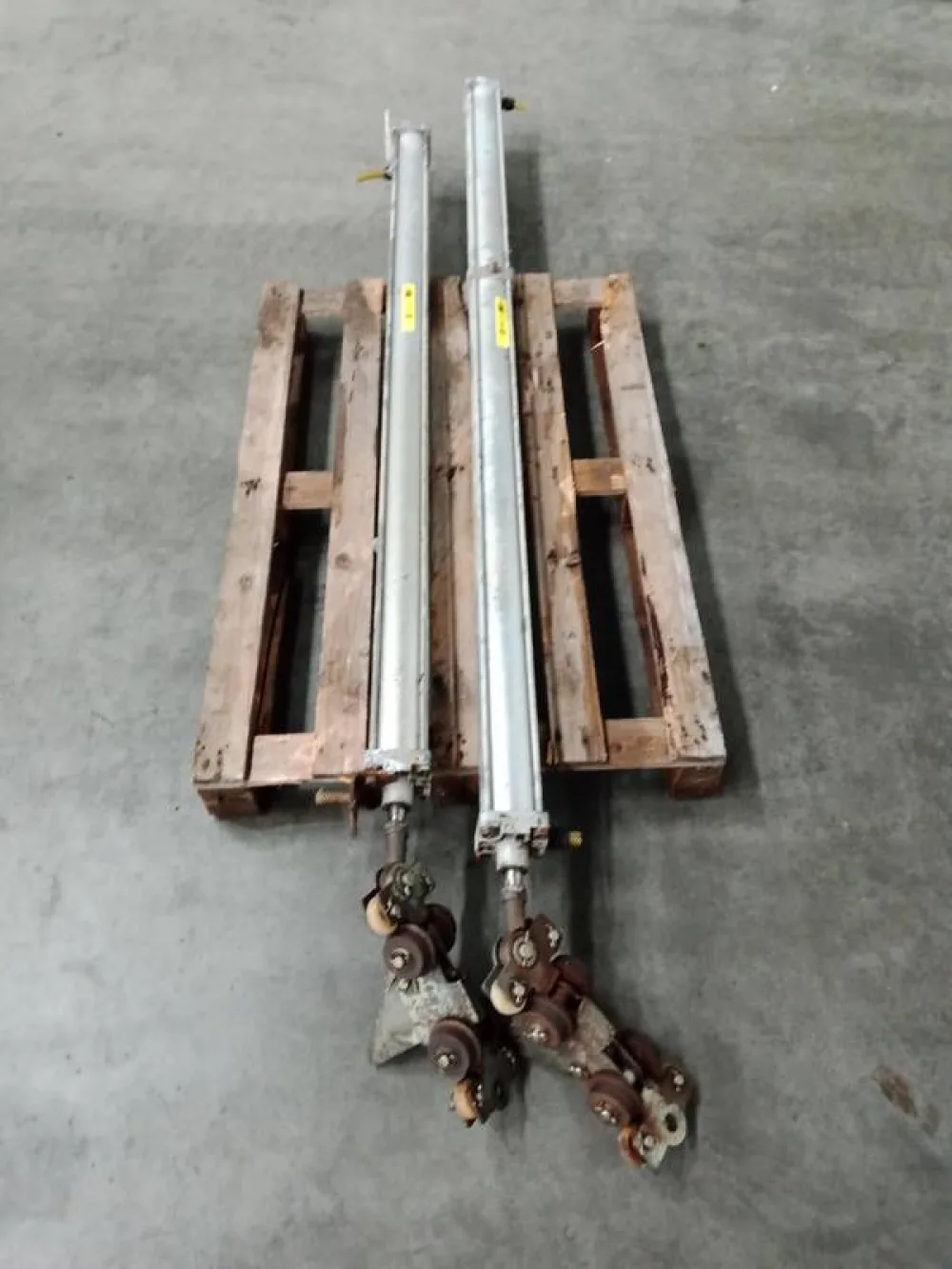 Cylinders for walking beam conveyor