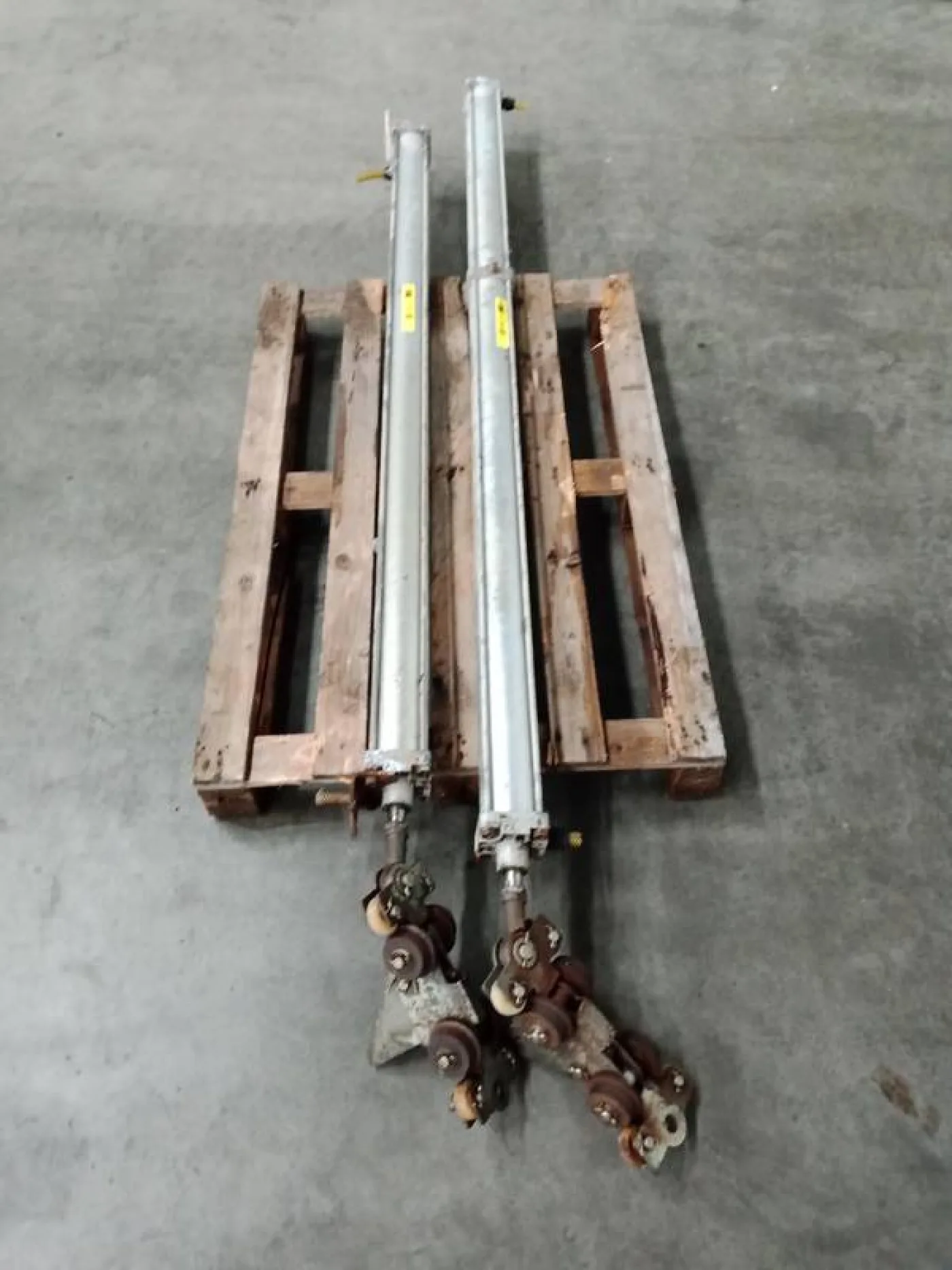 Cylinders for walking beam conveyor - 1