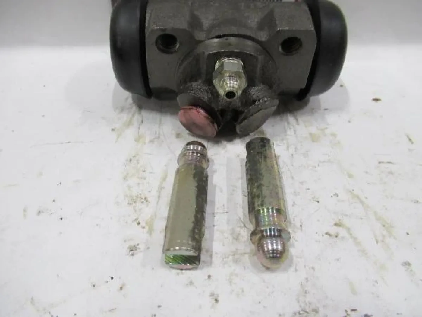 Wielremcilinder links, Kaiser jeep M715 - 6