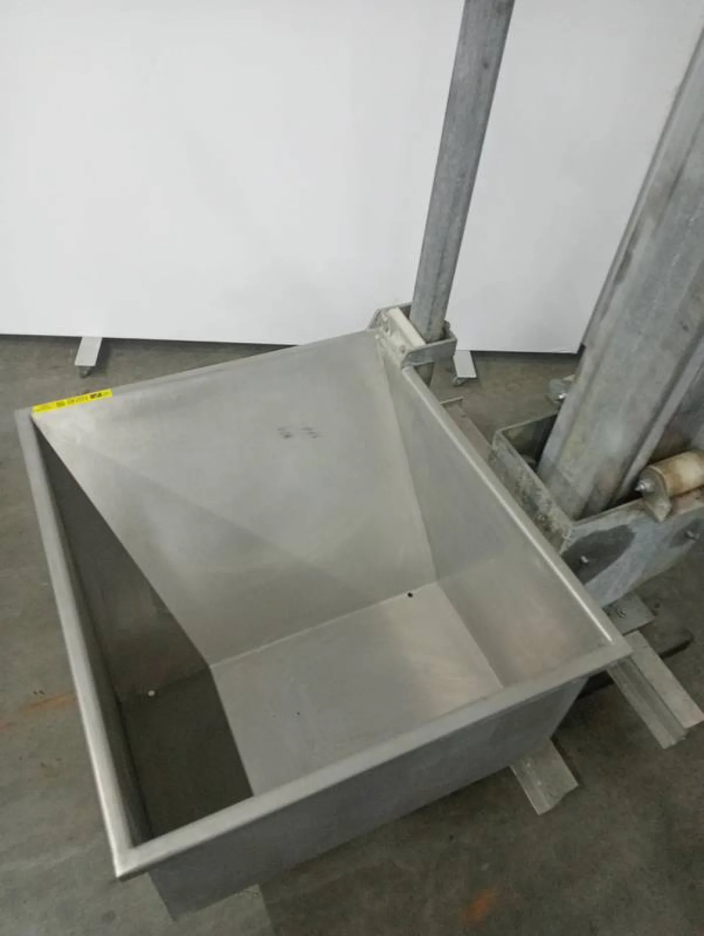 Bin lift and tipper - 5
