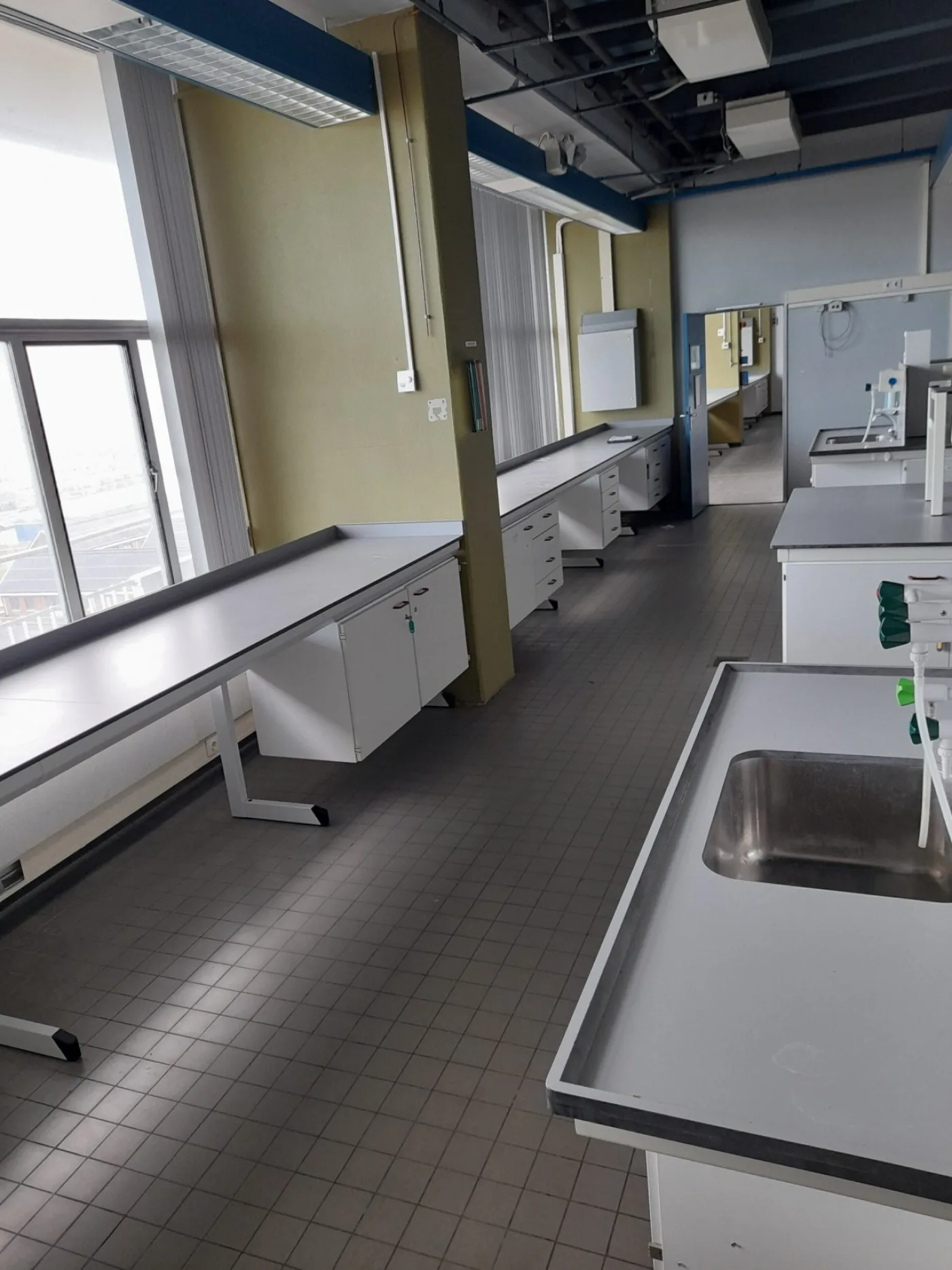 Used laboratory wall tables from SplusB - 8