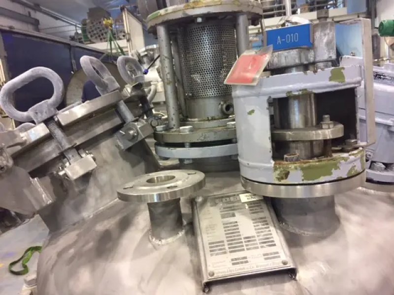 USED 800 LITER STAINLESS STEEL REACTOR WITH AGITATION AND HALF ROD