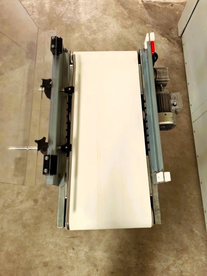 NASTRO TRASPORTATORE A TAPPETO MOTORIZZATO CON CARTER DI PROTEZIONE – SOCO SYSTEM