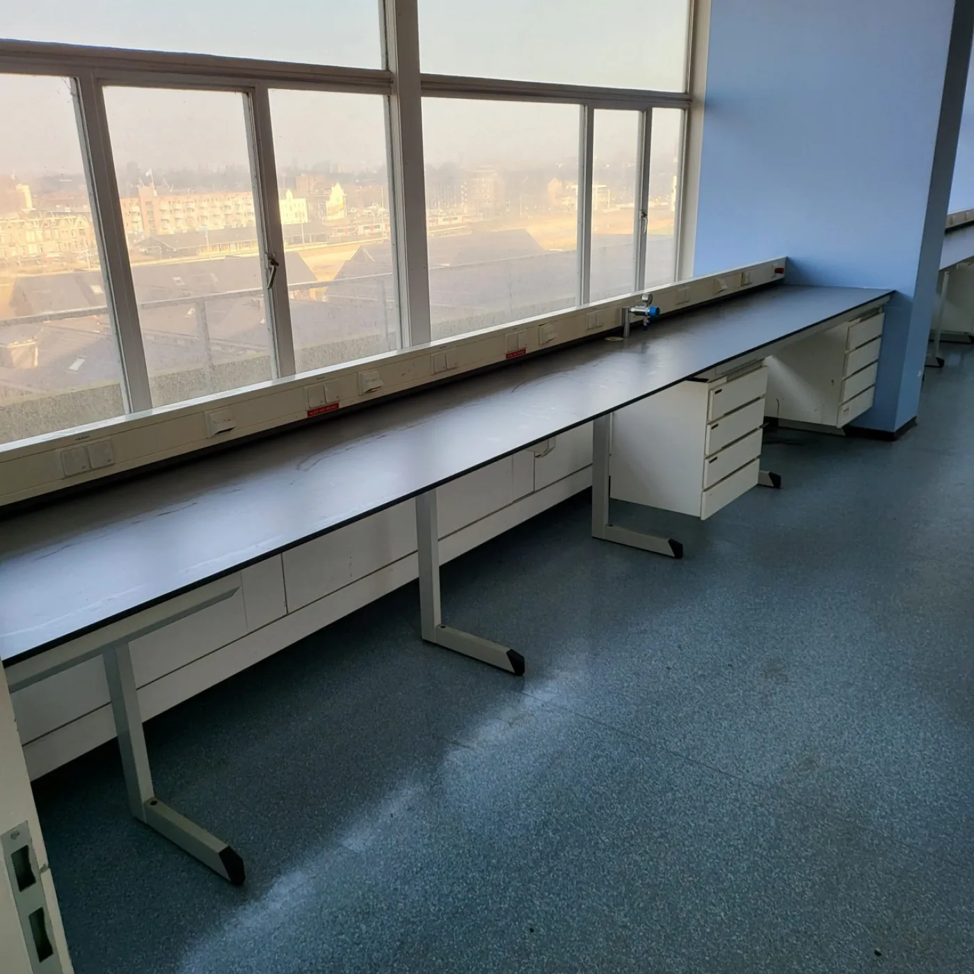 2075 - Used S+B Laboratory wall table (548 cm) - 1