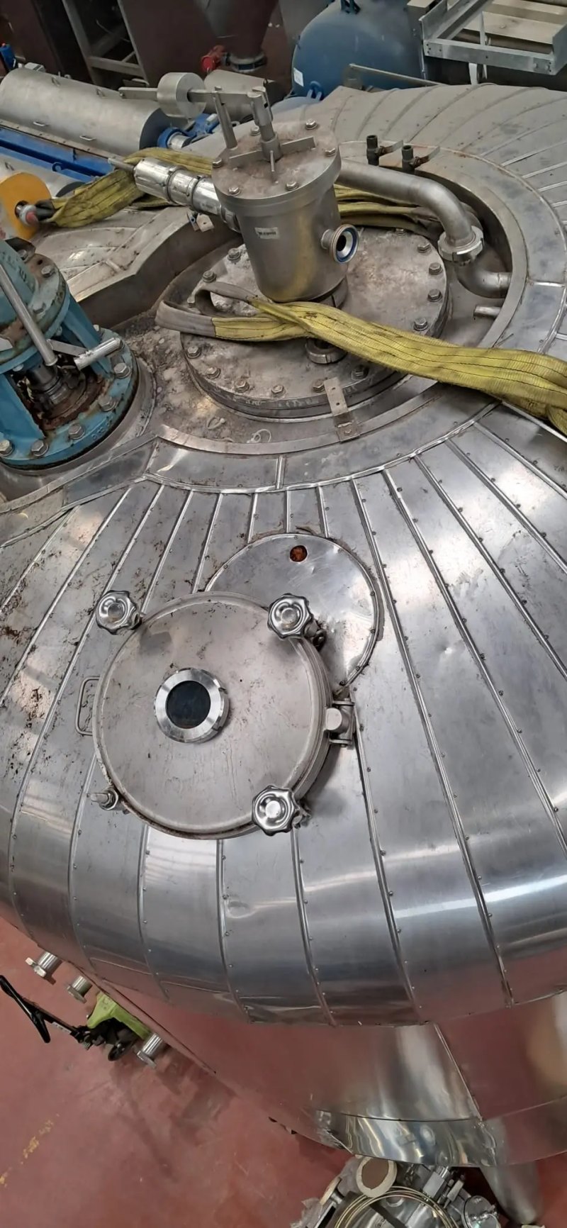 14300 LITRE VERTICAL STAINLESS STEEL TANK, HEAT-INSULATED WITH STIRRER