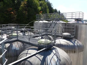 Cylindro-conical fermentation and storage tank (CCT)