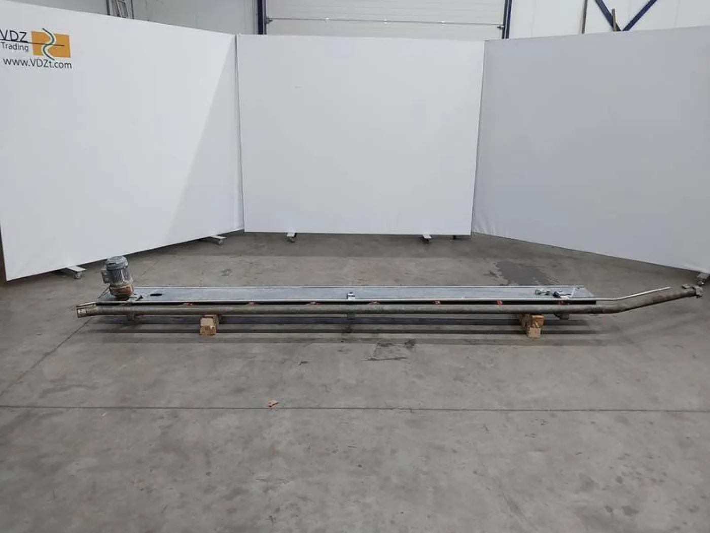 Conveyer lift empty hooks - 1