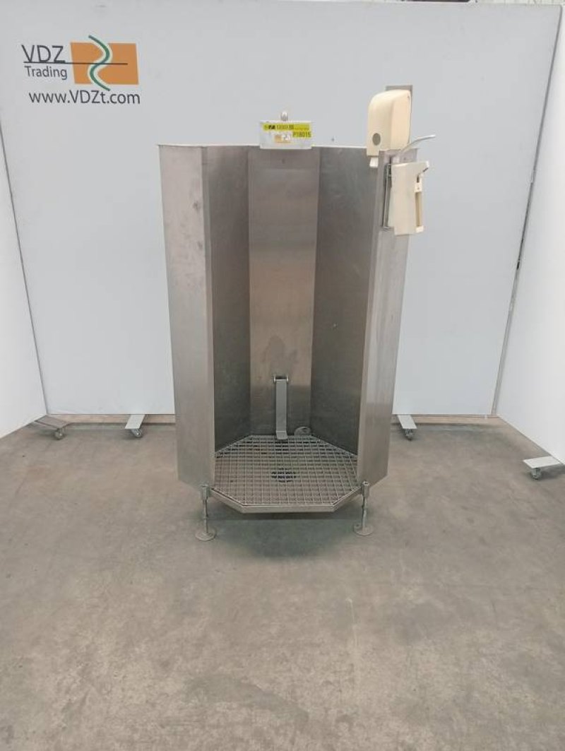 Apron wash cabinet