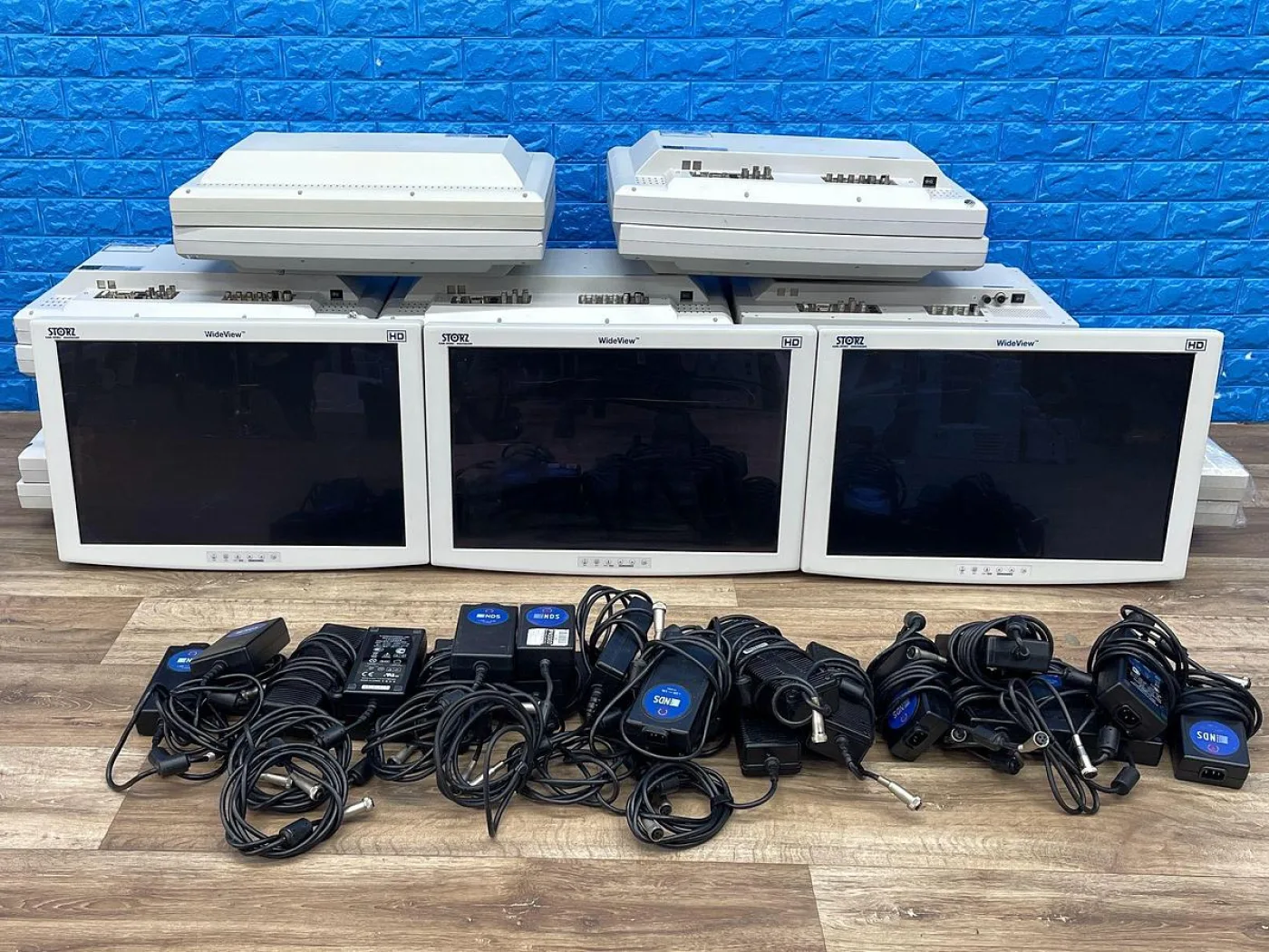 Karl Storz 24 Inch LCD Monitor -23 pieces With supply - 1