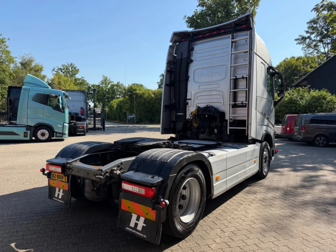 Volvo FH 420 4X2 Globetrotter Hydraulic NL Truck - 3