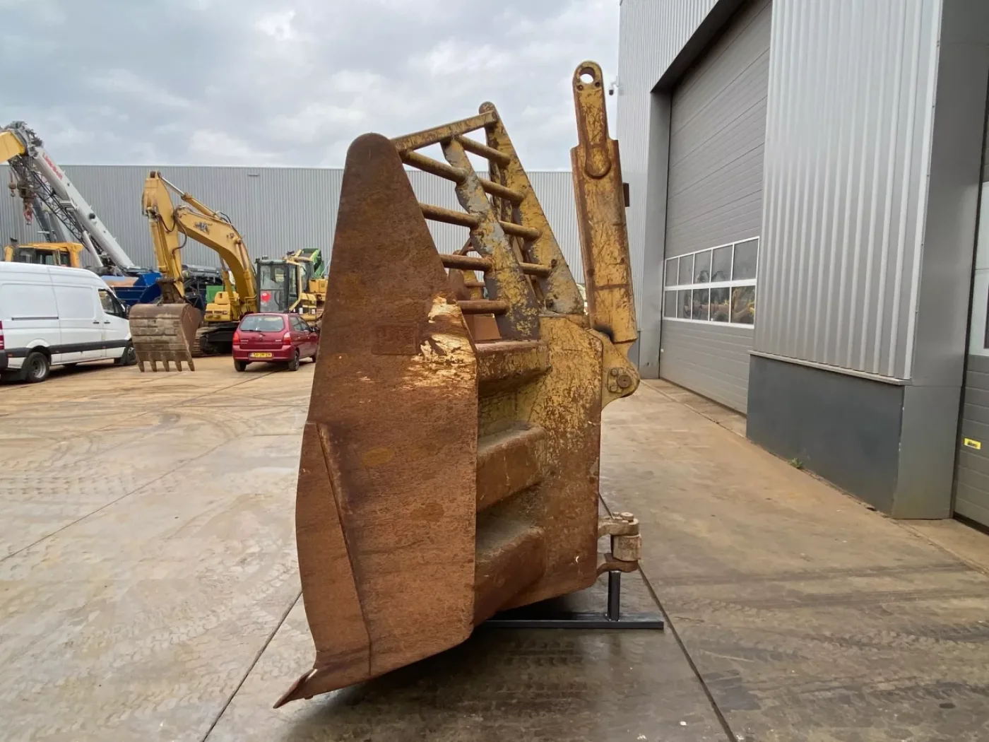 Caterpillar D9U Blade - 5
