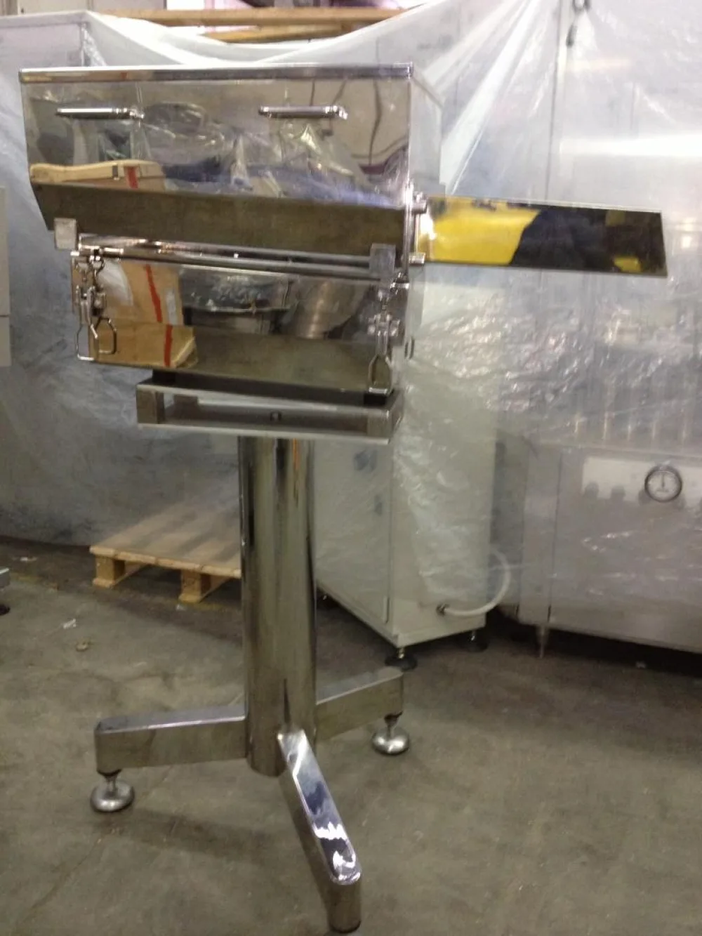ORIENTATORE ALIMENTATORE VIBRANTE PER TAPPI
