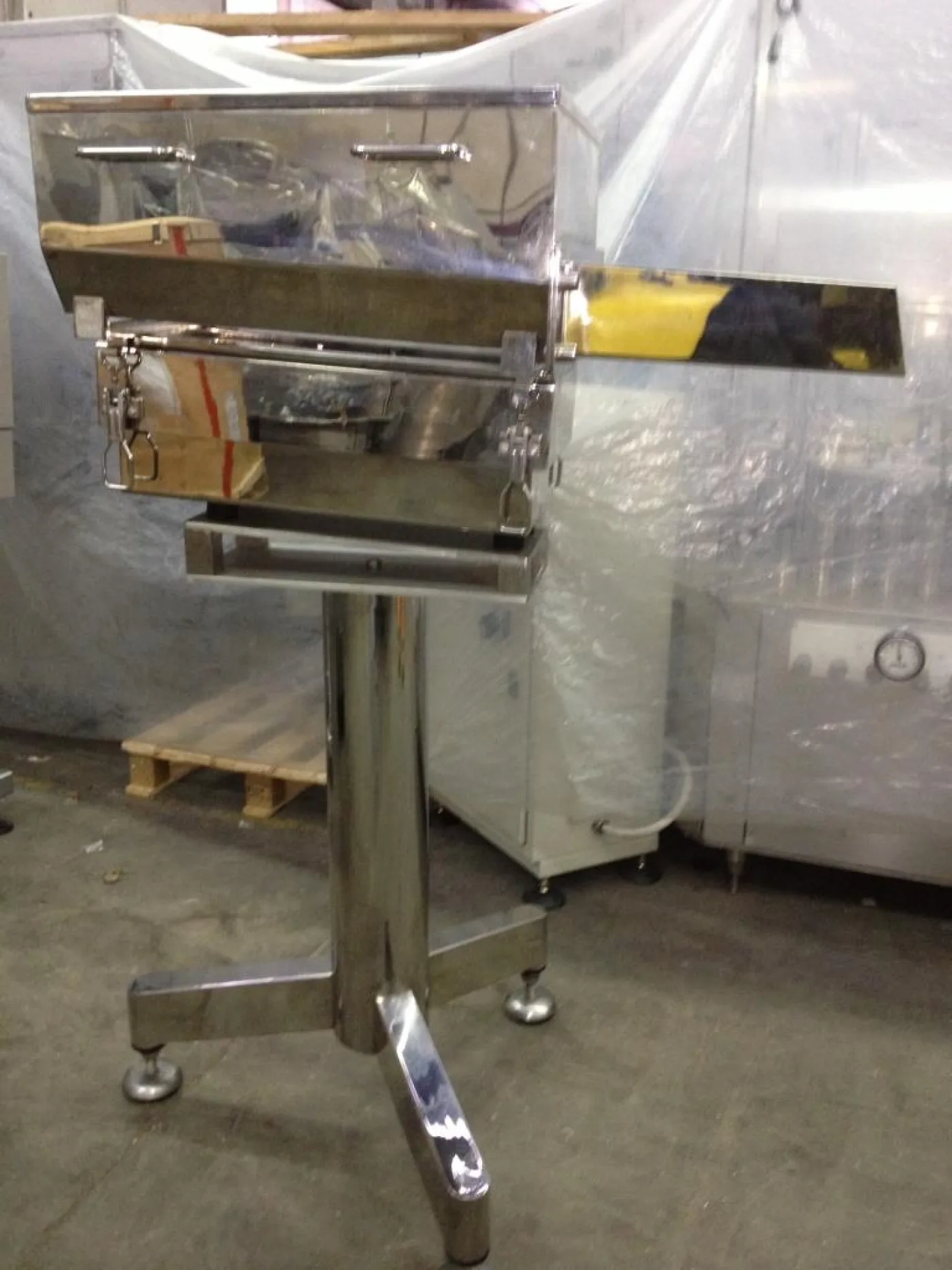 ORIENTATORE ALIMENTATORE VIBRANTE PER TAPPI - 1