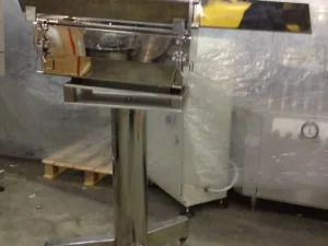 ORIENTATORE ALIMENTATORE VIBRANTE PER TAPPI