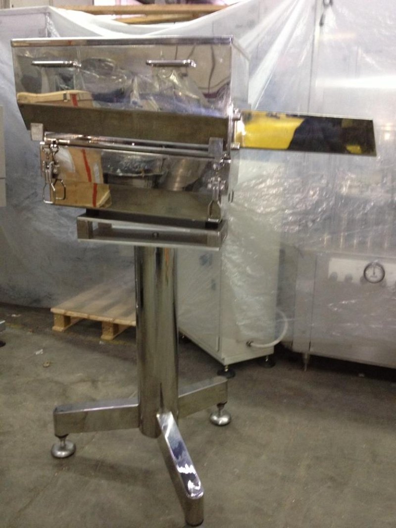 ORIENTATORE ALIMENTATORE VIBRANTE PER TAPPI