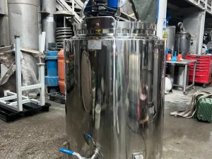USED DAOSMAQ STAINLESS STEEL TANK 300 LITERS WITH AGITATION AND JACKET