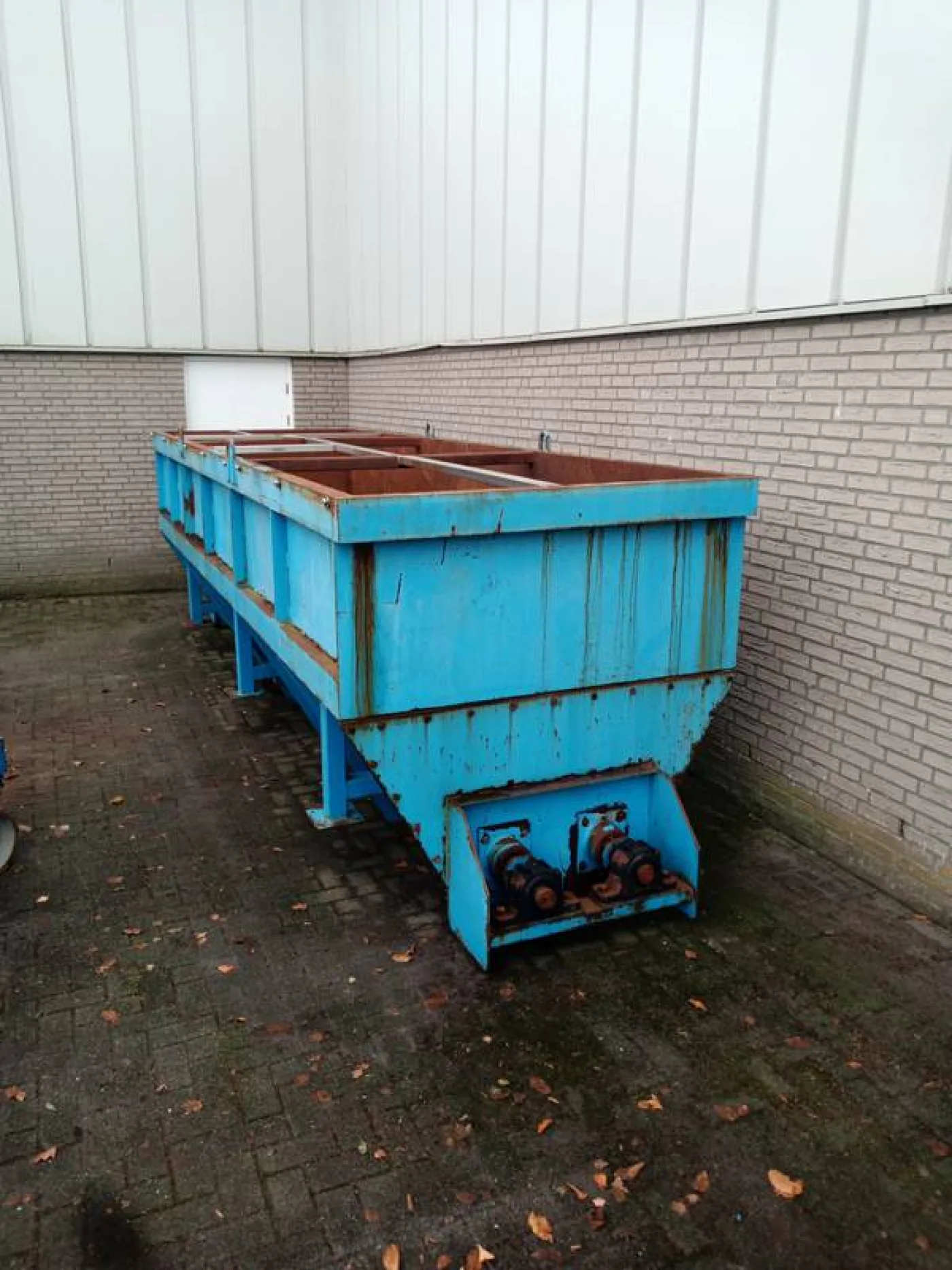 Buffer bin with stirring and emptying mechanism - 1