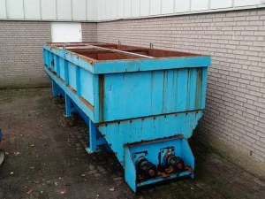 Buffer bin with stirring and emptying mechanism