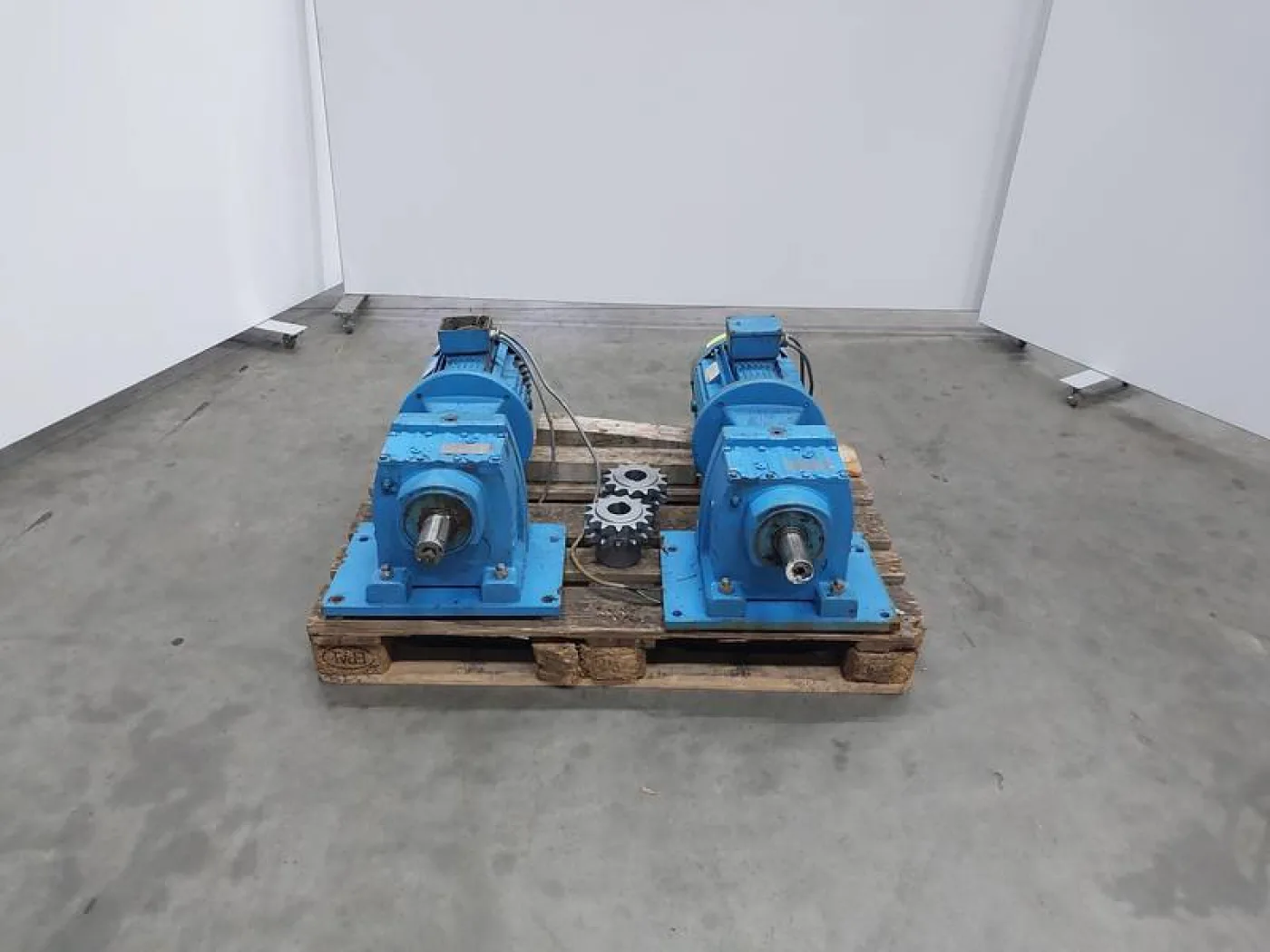 Electric motor with gearbox - 4