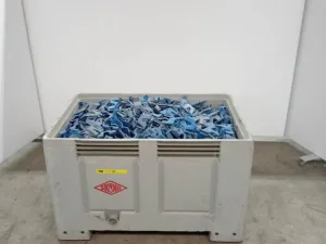 Set of chicken shackles