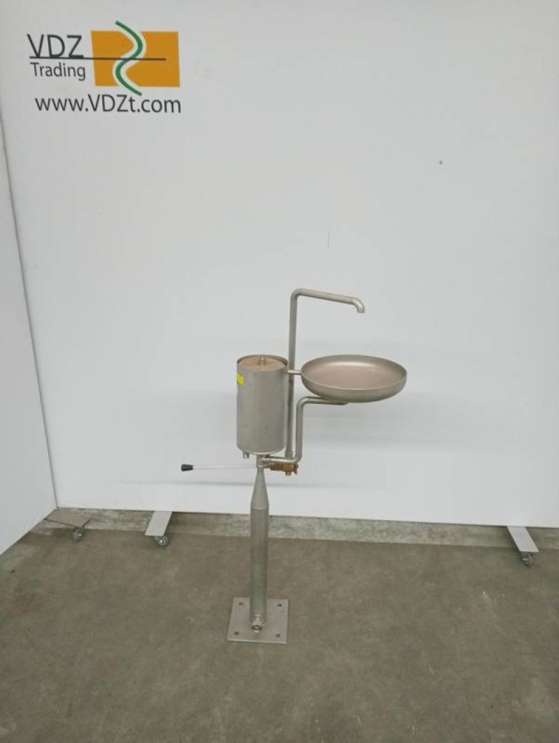 Wash basin with sterilizer