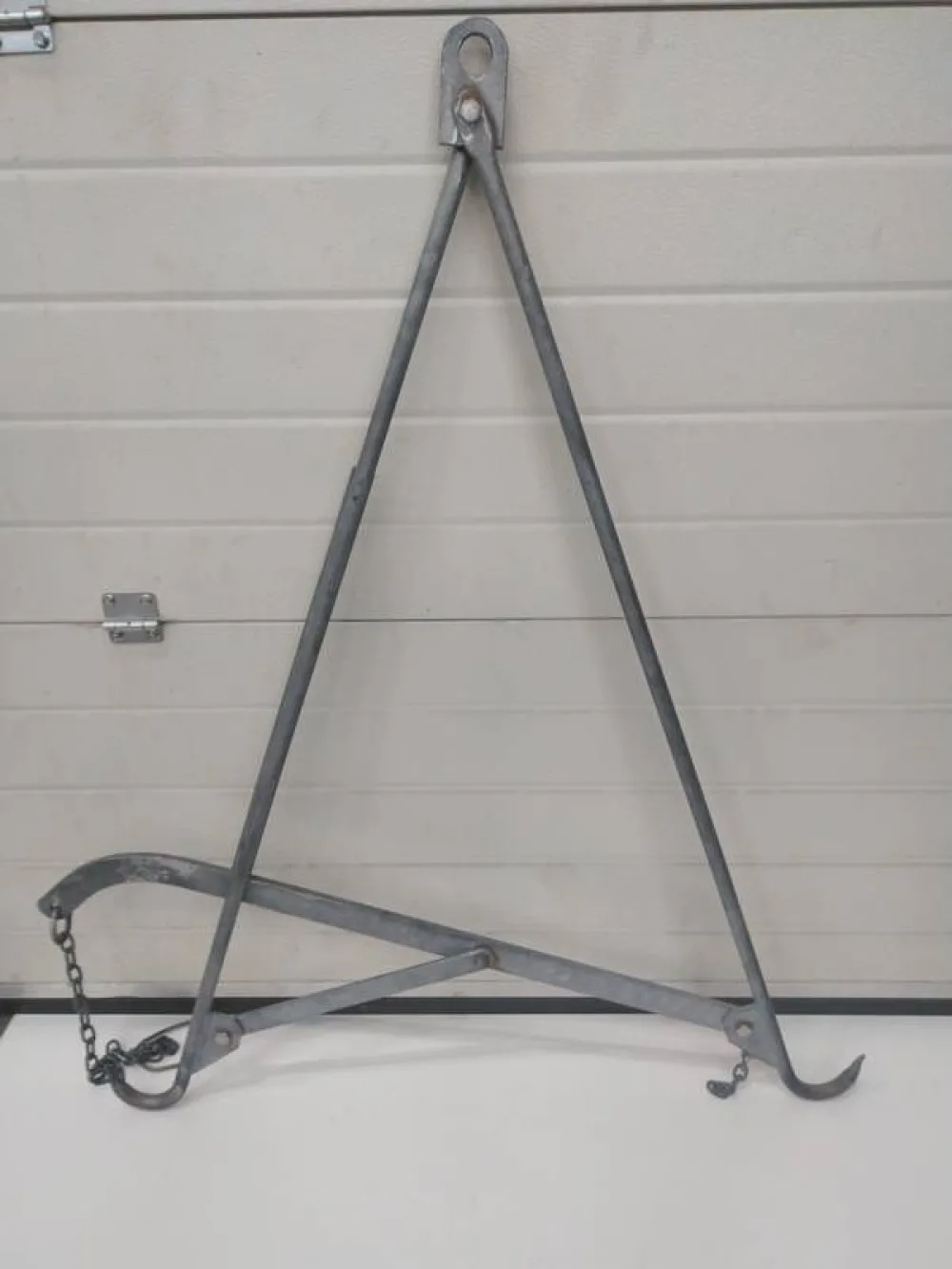Manual leg spreader
