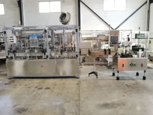 Linea de llenado y etiquetado con llenadora volumétrica Ausere de 6 pistones, taponadora Pilfer y etiquetadora autoadhesiva de 3 cabezales