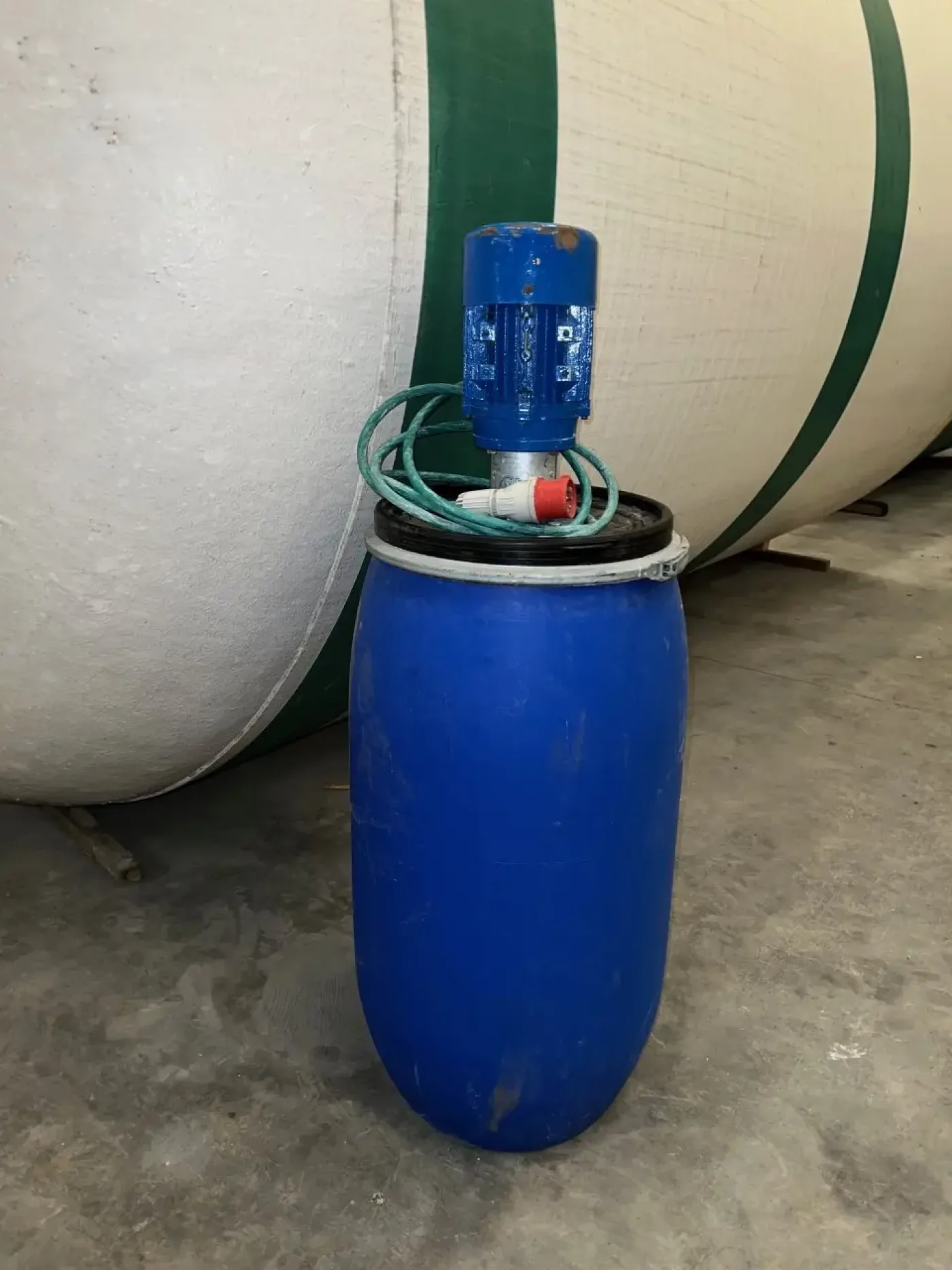 USED BLUE PLASTIC DRUM WITH AGITATION - 5