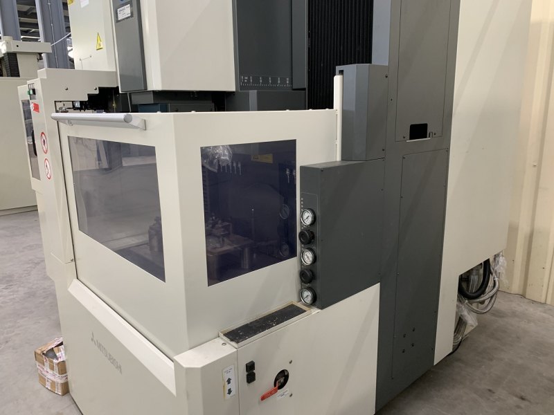 MACHINE A ETINCELER PAR ENFONCAGE “MITSUBISHI” TYPE EA12-VM