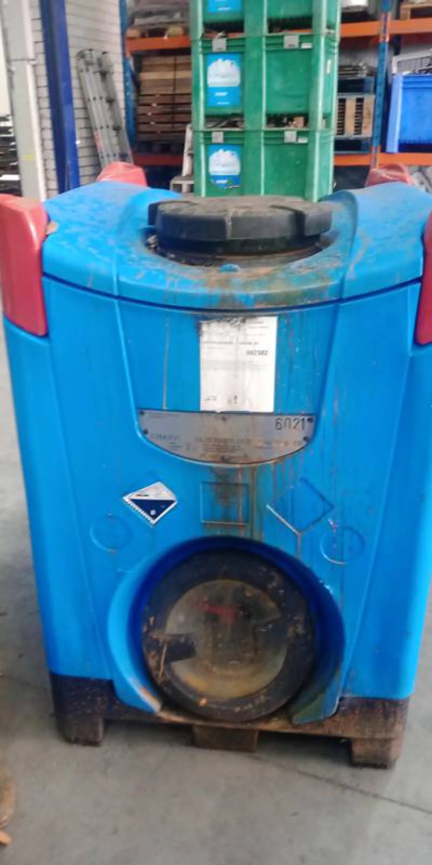 Plastic tank with iron(III) chloride - 1