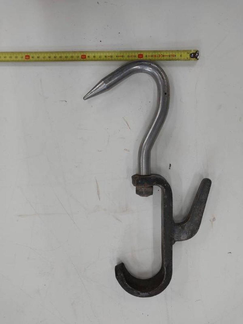 Sliding cattle hook