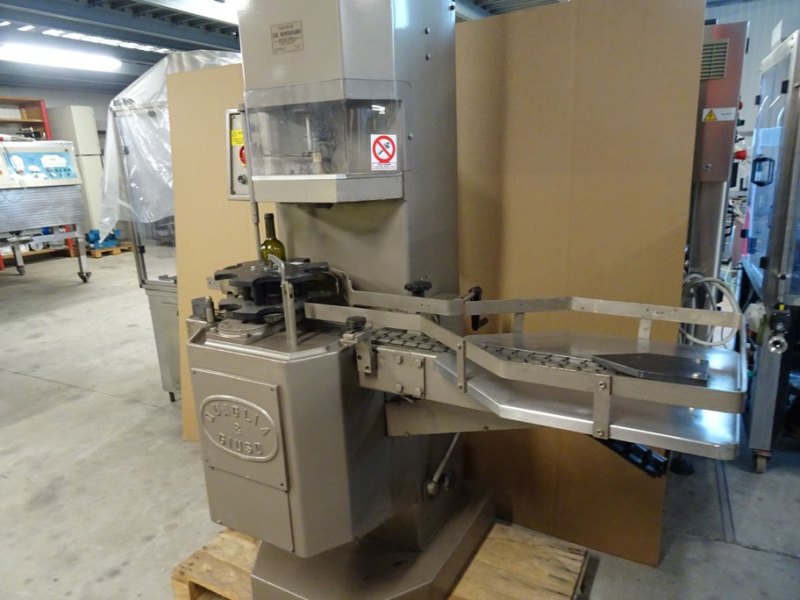 AUTOMATIC CORKING MACHINE FIRM QUAGLIA AND GIUSO, SINGLE HEAD FOR NATURAL CORK, SECOND-HAND MACHINE